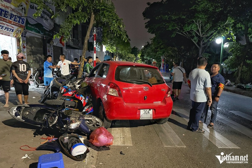 Hiện trường ngổn ngang vụ tai nạn giao thông, ô tô tông liên hoàn 6 xe máy ở Hà Nội- Ảnh 1.