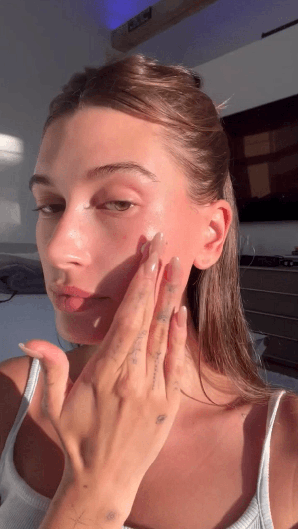 30 triệu lượt xem cách Hailey Bieber chiến thắng hung thần Getty: Hoá ra là mẹo Jennie vẫn dùng, thu nhỏ lỗ chân lông cực đỉnh!- Ảnh 8.