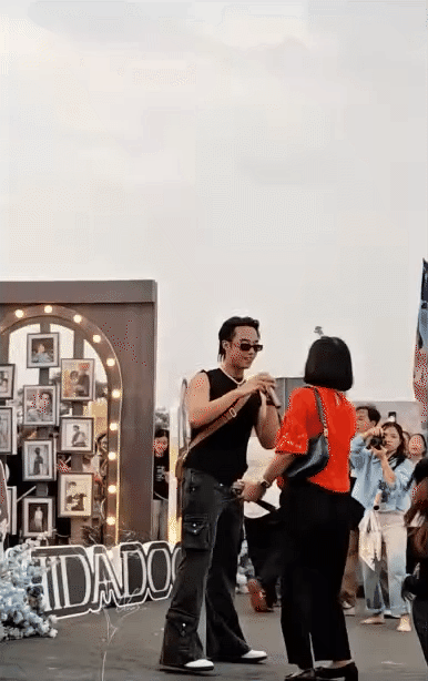 Cú sốc khi đu idol quốc nội: Nam ca sĩ Vbiz đi muộn bị mẹ mắng, lập tức "tác động vật lý" giữa hàng trăm máy quay- Ảnh 1.