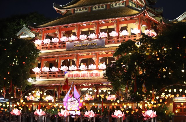 Hàng nghìn người dân, phật tử đổ về chùa Pháp Hoa thả hoa đăng mừng lễ Phật đản- Ảnh 10.