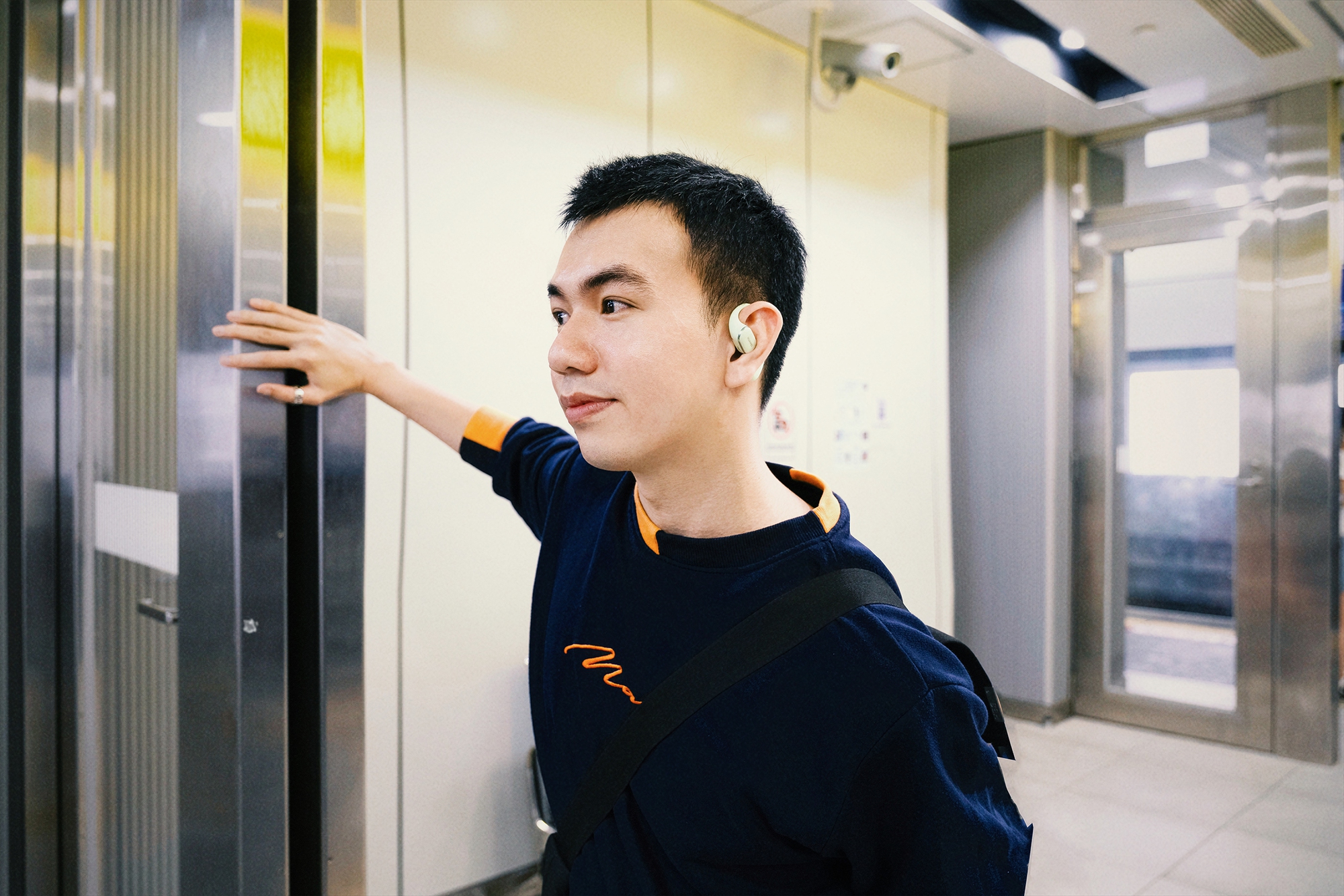 Trải nghiệm mẫu tai nghe độc lạ, vừa nghe nhạc vừa “hóng” được mọi thứ xung quanh!- Ảnh 5.