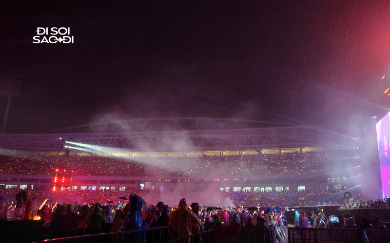 NGAY LÚC NÀY: Hà Nội mưa tầm tã khiến tất cả mệt mỏi, staff cõng fan vào khu y tế tại concert Anh Trai Say Hi, nhiều người bỏ về dù nghệ sĩ vẫn diễn hết mình- Ảnh 1. NGAY LÚC NÀY: Hà Nội mưa tầm tã khiến tất cả mệt mỏi, staff cõng fan vào khu y tế tại concert Anh Trai Say Hi, nhiều người bỏ về dù nghệ sĩ vẫn diễn hết mình- Ảnh 1.