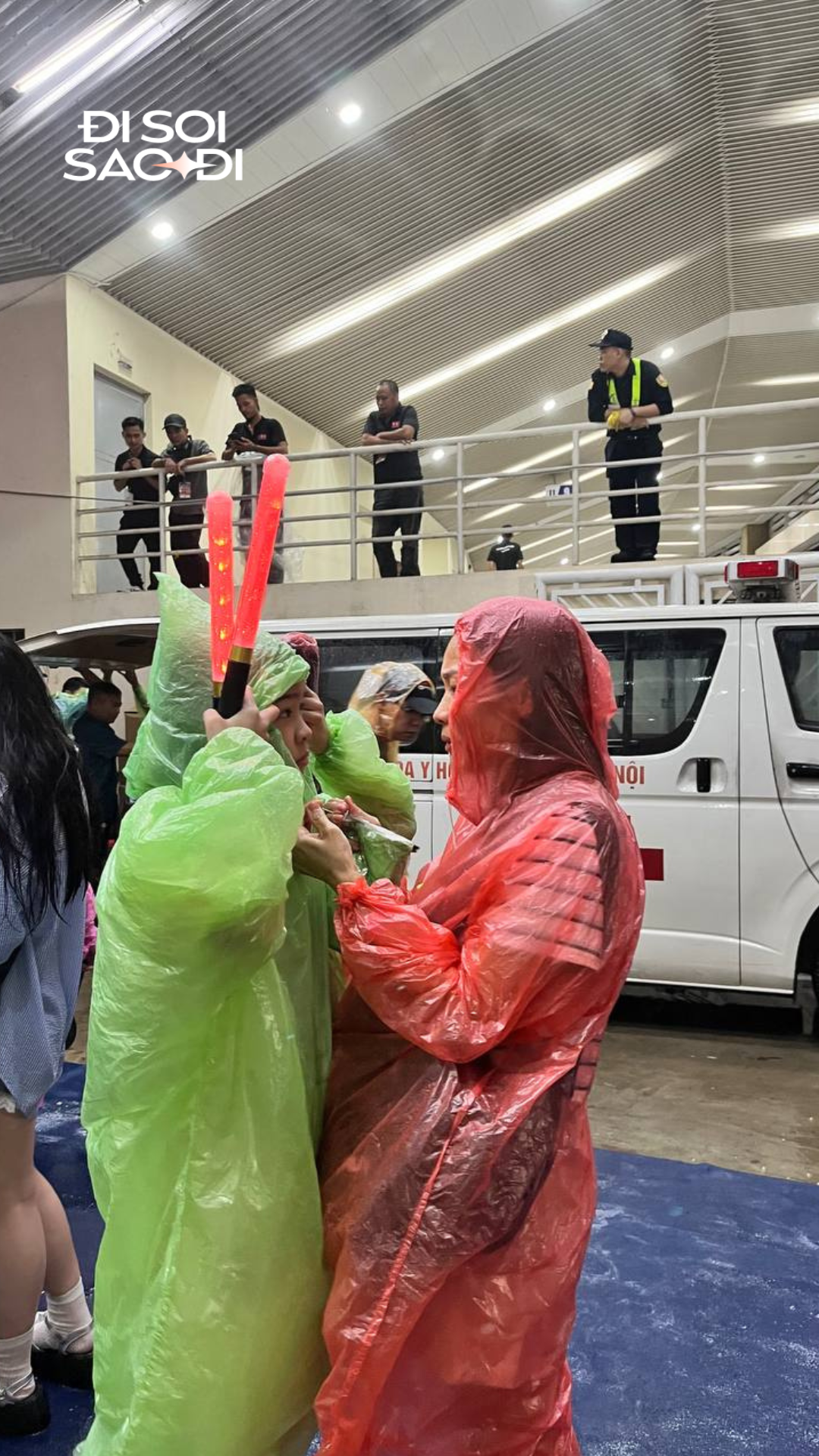 NGAY LÚC NÀY: Hà Nội mưa tầm tã khiến tất cả mệt mỏi, staff cõng fan vào khu y tế tại concert Anh Trai Say Hi, nhiều người bỏ về dù nghệ sĩ vẫn diễn hết mình- Ảnh 6. NGAY LÚC NÀY: Hà Nội mưa tầm tã khiến tất cả mệt mỏi, staff cõng fan vào khu y tế tại concert Anh Trai Say Hi, nhiều người bỏ về dù nghệ sĩ vẫn diễn hết mình- Ảnh 6.