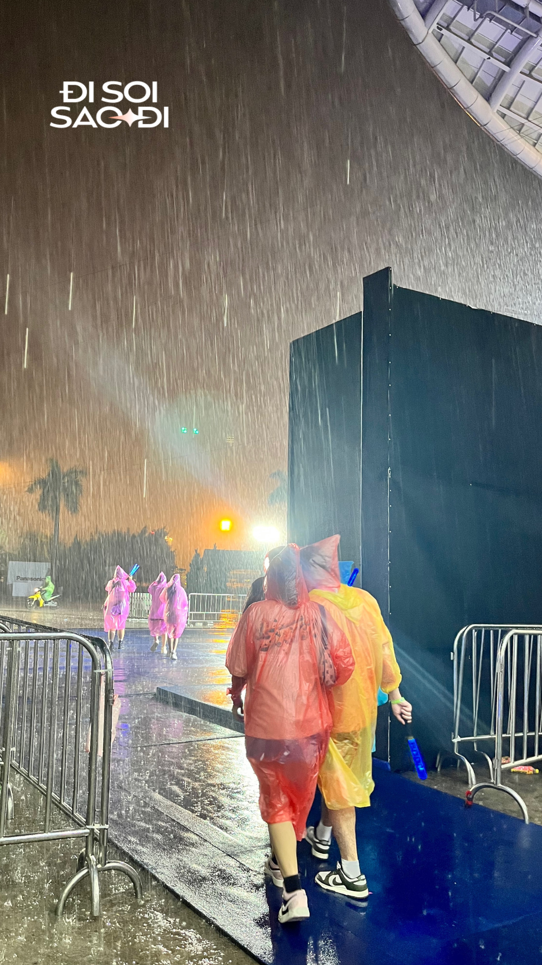 NGAY LÚC NÀY: Hà Nội mưa tầm tã khiến tất cả mệt mỏi, staff cõng fan vào khu y tế tại concert Anh Trai Say Hi, nhiều người bỏ về dù nghệ sĩ vẫn diễn hết mình- Ảnh 2. NGAY LÚC NÀY: Hà Nội mưa tầm tã khiến tất cả mệt mỏi, staff cõng fan vào khu y tế tại concert Anh Trai Say Hi, nhiều người bỏ về dù nghệ sĩ vẫn diễn hết mình- Ảnh 2.