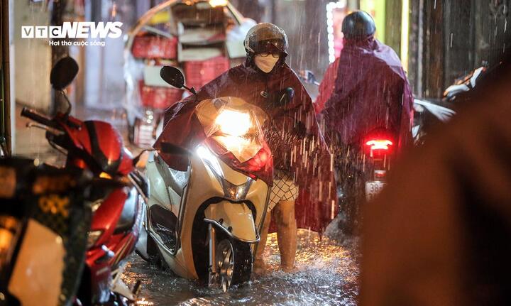 Mưa lớn từ Bắc vào Nam, nguy cơ lũ quét và sạt lở tại 7 tỉnh thành- Ảnh 1.