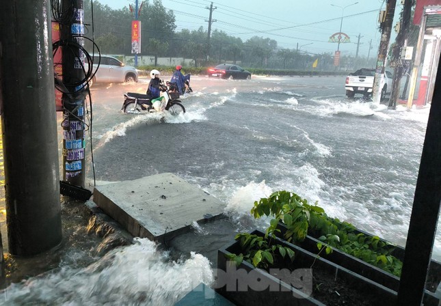 Mưa lớn gây nhiều thiệt hại, một người nghi bị nước cuốn mất tích- Ảnh 1.