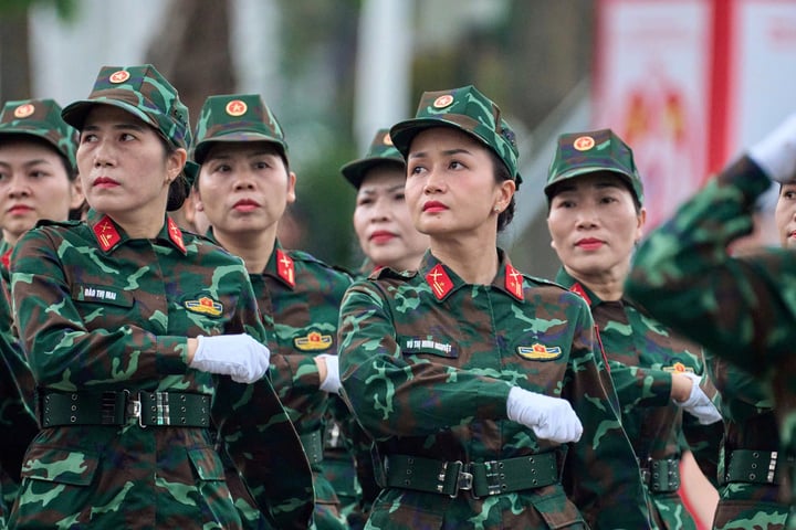Những “bông hồng thép” tại lễ diễu hành ở Hải Phòng: Ngất xong tỉnh lại tập tiếp- Ảnh 2.