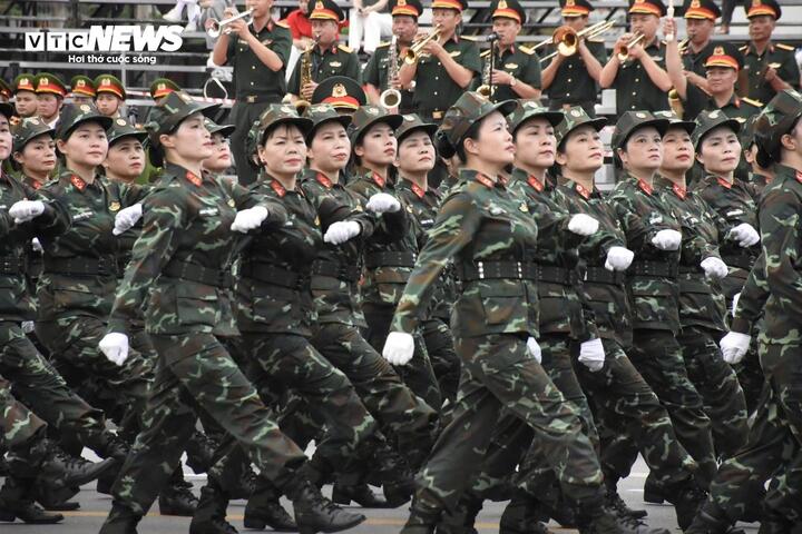 Những “bông hồng thép” tại lễ diễu hành ở Hải Phòng: Ngất xong tỉnh lại tập tiếp- Ảnh 3.
