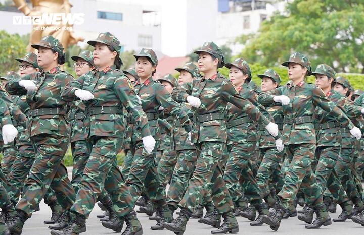 Những “bông hồng thép” tại lễ diễu hành ở Hải Phòng: Ngất xong tỉnh lại tập tiếp- Ảnh 5.