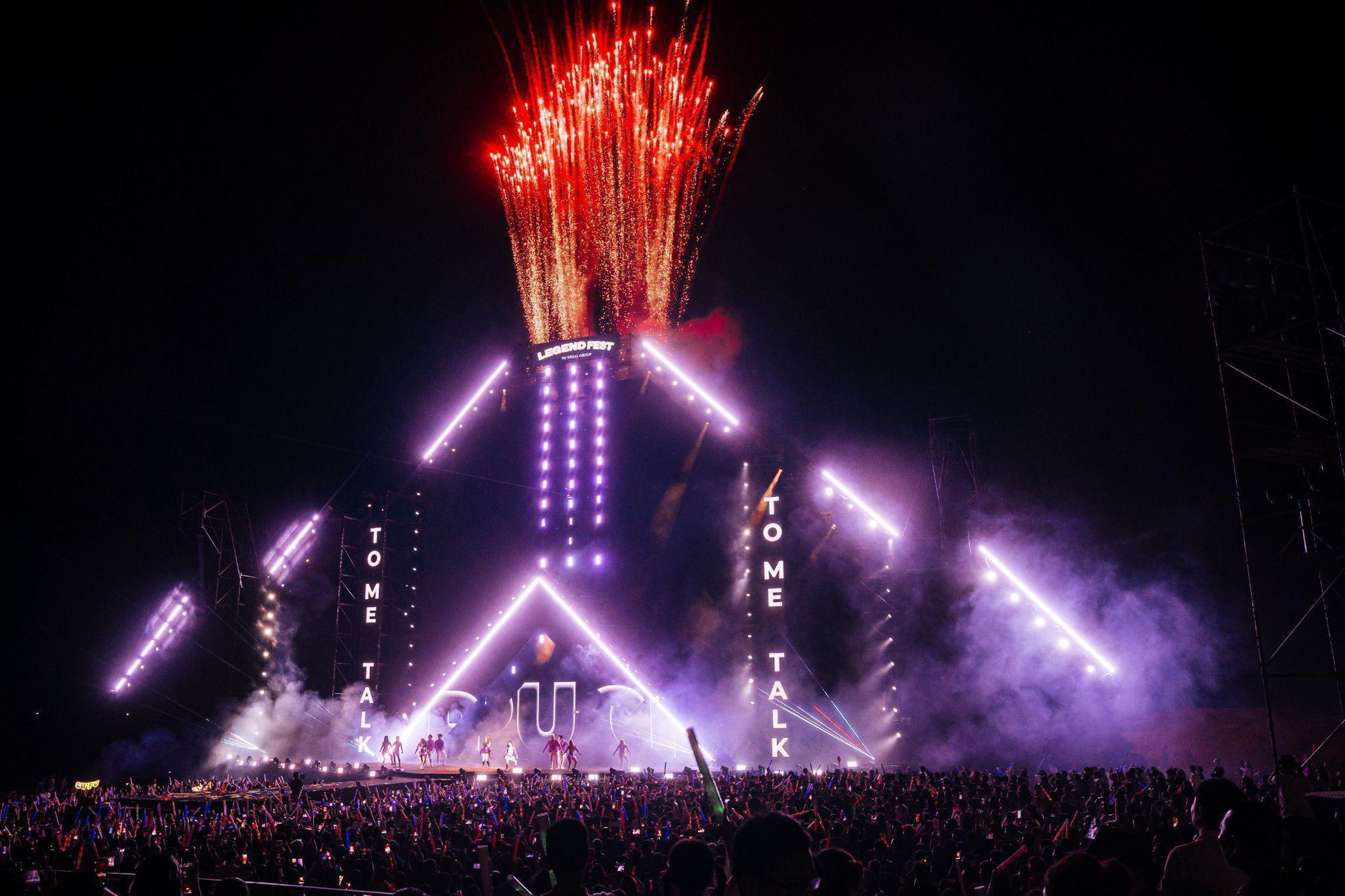 Tùng Dương, Chi Pu, Quang Hùng MasterD “đốt cháy” Legend Fest 2025 - Đêm nhạc hội đỉnh cao bên bờ biển Bảo Ninh- Ảnh 1.