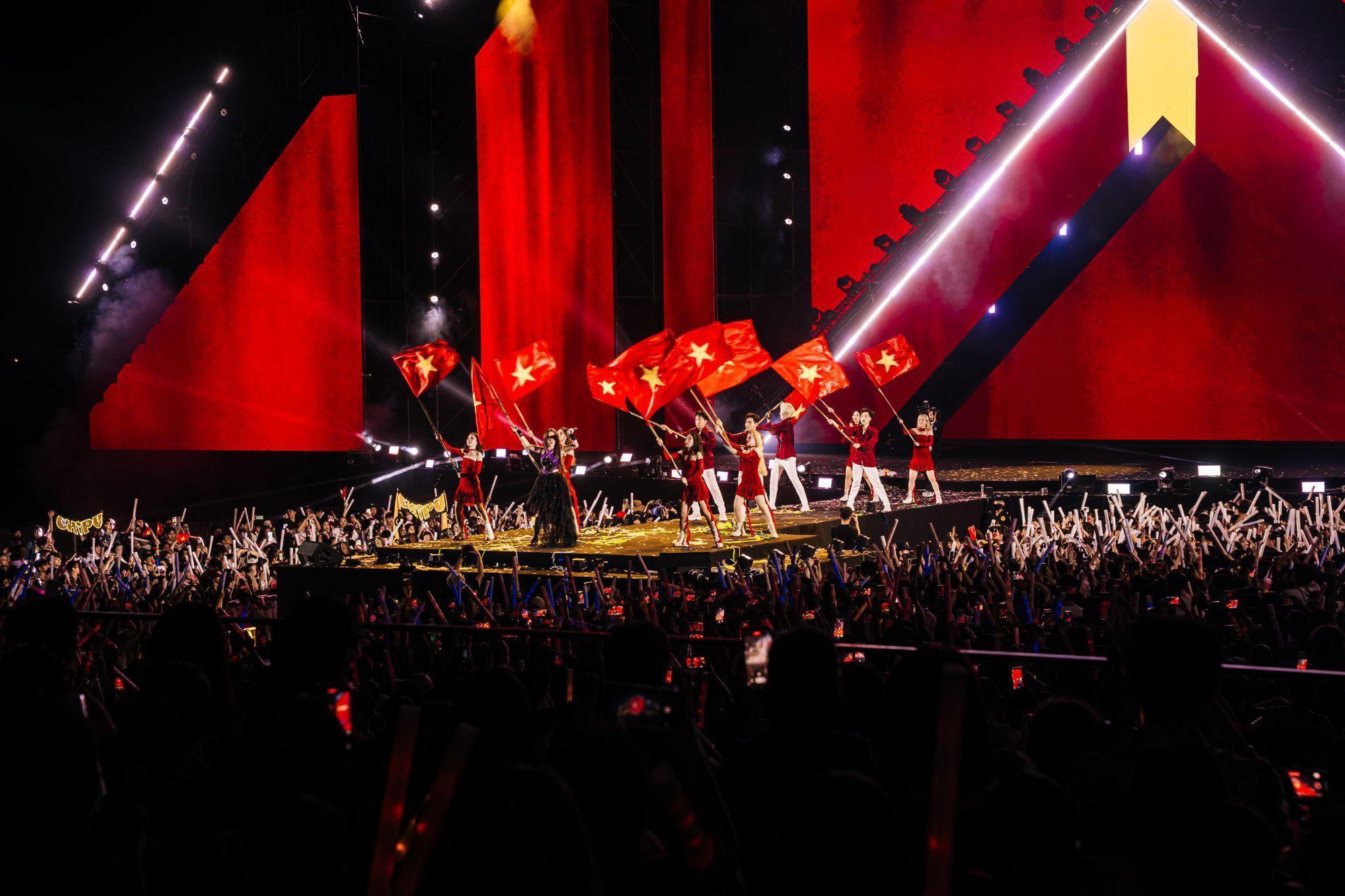 Tùng Dương, Chi Pu, Quang Hùng MasterD “đốt cháy” Legend Fest 2025 - Đêm nhạc hội đỉnh cao bên bờ biển Bảo Ninh- Ảnh 2.