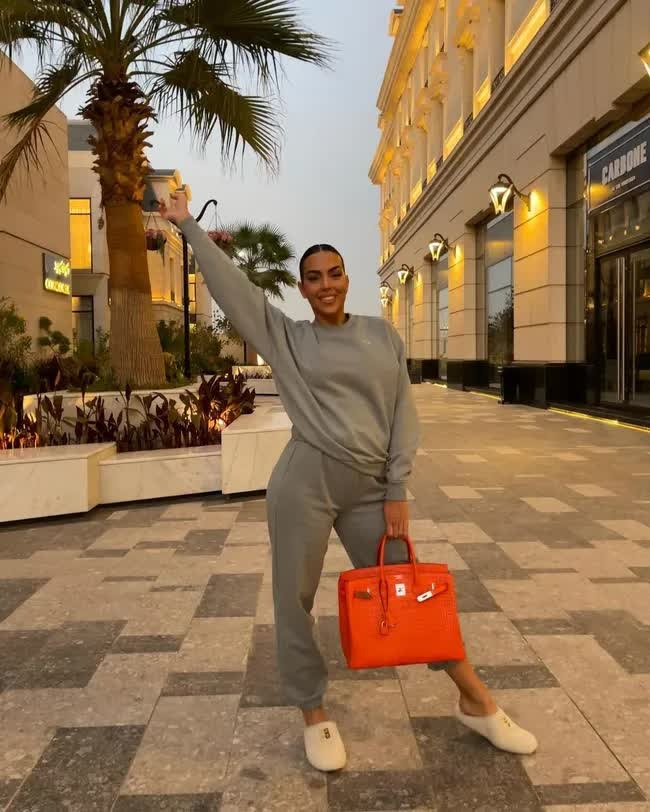 Tính nghiện mua sắm của bạn gái từng khiến Ronaldo phải lắc đầu, cô nàng sau đó phản ứng bất ngờ- Ảnh 2.