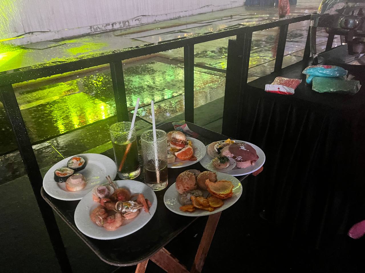 Khán giả khóc ròng vì "đặc quyền 10 triệu" tại concert Anh Trai Say Hi dưới mưa, càng nhìn càng xót- Ảnh 9.