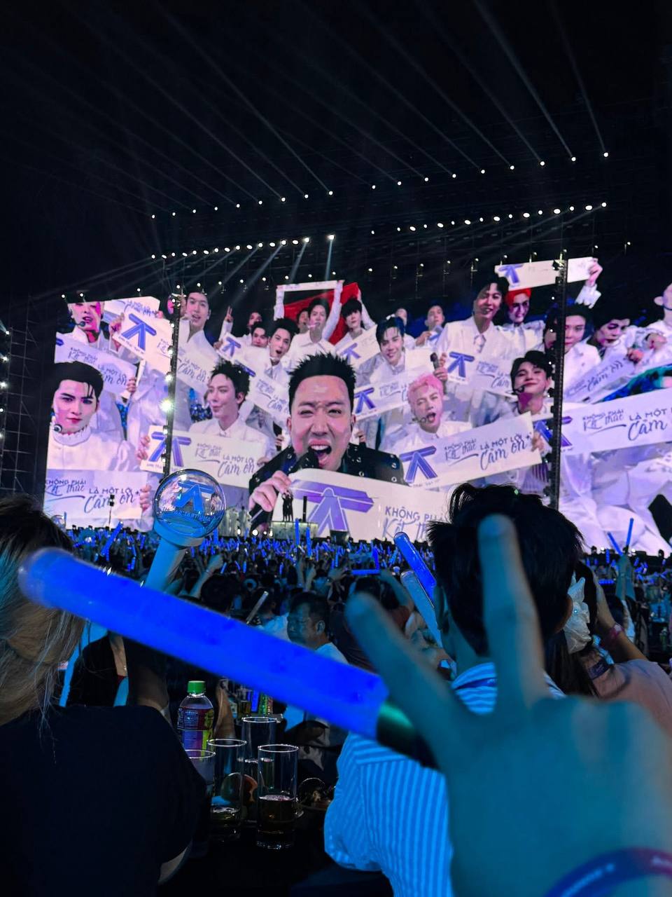 Khán giả khóc ròng vì "đặc quyền 10 triệu" tại concert Anh Trai Say Hi dưới mưa, càng nhìn càng xót- Ảnh 1.