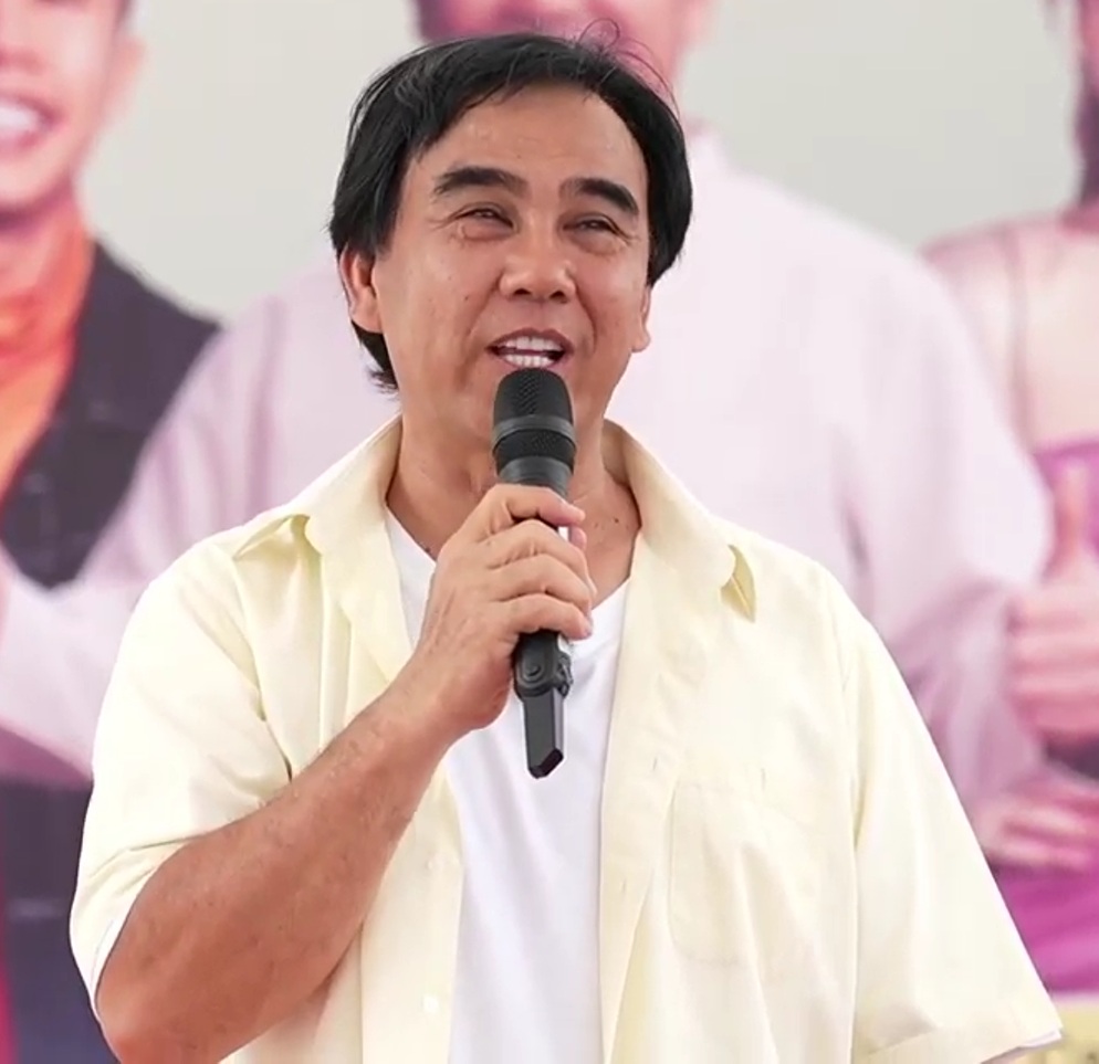 MC Quyền Linh xuất hiện cùng con trai Vân Dung, không còn đi dép tổ ong- Ảnh 1.