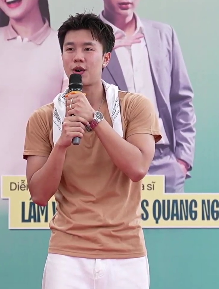 MC Quyền Linh xuất hiện cùng con trai Vân Dung, không còn đi dép tổ ong- Ảnh 2.