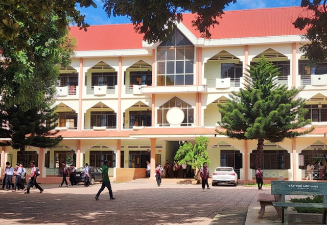 Vụ nhiều học sinh lớp 12 "tự nguyện" xin nghỉ học: Giáo viên chủ nhiệm thông tin bất ngờ- Ảnh 1.