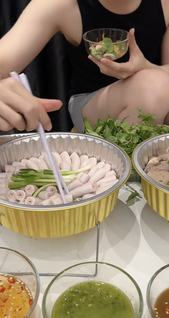 Hàng loạt video ăn lòng se điếu của người nổi tiếng bất ngờ viral trên TikTok, Tina Thảo Thi cũng bị réo tên- Ảnh 6.
