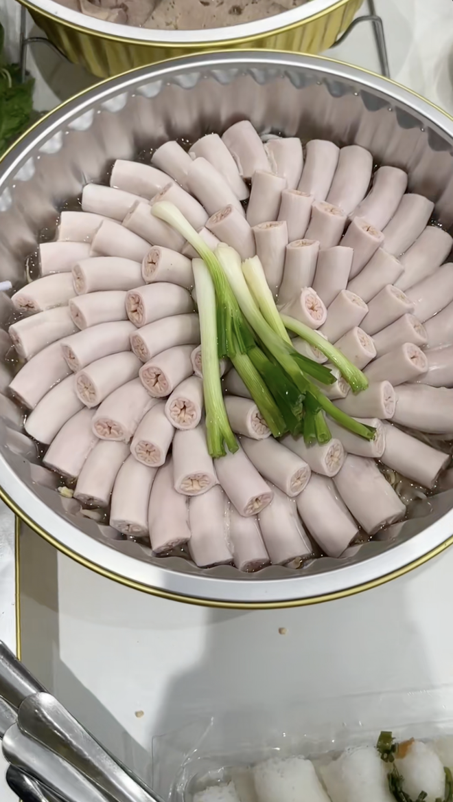 Hàng loạt video ăn lòng se điếu của người nổi tiếng bất ngờ viral trên TikTok, Tina Thảo Thi cũng bị réo tên- Ảnh 2.