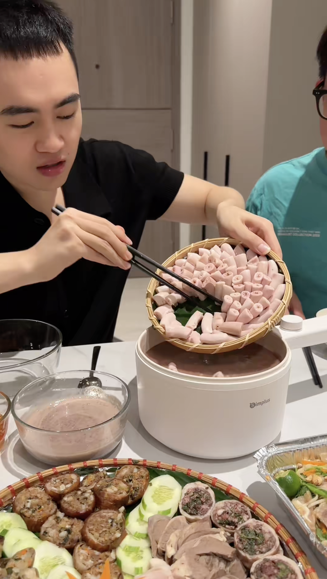 Hàng loạt video ăn lòng se điếu của người nổi tiếng bất ngờ viral trên TikTok, Tina Thảo Thi cũng bị réo tên- Ảnh 3.