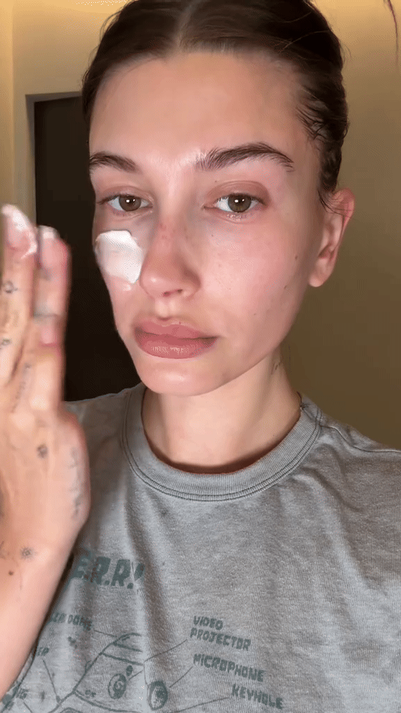 30 triệu lượt xem cách Hailey Bieber chiến thắng hung thần Getty: Hoá ra là mẹo Jennie vẫn dùng, thu nhỏ lỗ chân lông cực đỉnh!- Ảnh 5.