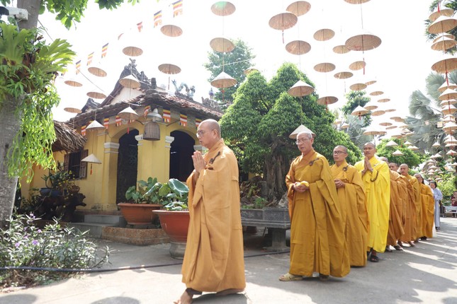 Hàng nghìn người dân, phật tử đổ về chùa Pháp Hoa thả hoa đăng mừng lễ Phật đản- Ảnh 15.