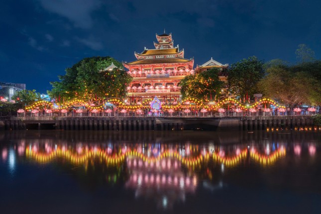 Hàng nghìn người dân, phật tử đổ về chùa Pháp Hoa thả hoa đăng mừng lễ Phật đản- Ảnh 8.