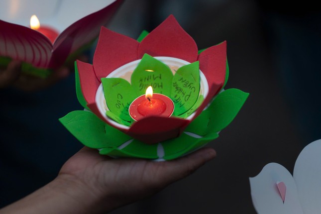 Hàng nghìn người dân, phật tử đổ về chùa Pháp Hoa thả hoa đăng mừng lễ Phật đản- Ảnh 3.