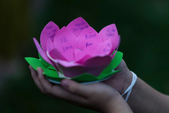 Hàng nghìn người dân, phật tử đổ về chùa Pháp Hoa thả hoa đăng mừng lễ Phật đản- Ảnh 4.