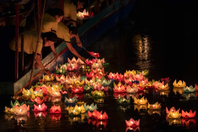 Hàng nghìn người dân, phật tử đổ về chùa Pháp Hoa thả hoa đăng mừng lễ Phật đản- Ảnh 7.