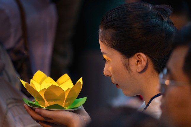 Hàng nghìn người dân, phật tử đổ về chùa Pháp Hoa thả hoa đăng mừng lễ Phật đản- Ảnh 5.