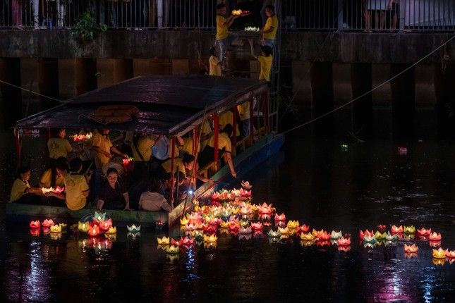 Hàng nghìn người dân, phật tử đổ về chùa Pháp Hoa thả hoa đăng mừng lễ Phật đản- Ảnh 6.