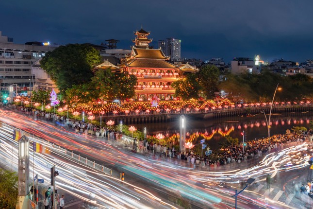 Hàng nghìn người dân, phật tử đổ về chùa Pháp Hoa thả hoa đăng mừng lễ Phật đản- Ảnh 1.