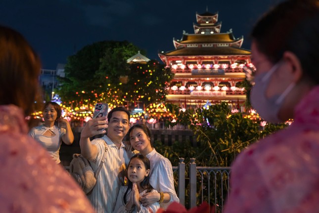Hàng nghìn người dân, phật tử đổ về chùa Pháp Hoa thả hoa đăng mừng lễ Phật đản- Ảnh 9.