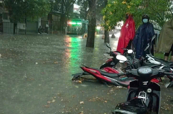 Mưa lớn ở TP HCM, đường biến thành sông, có nơi bị phong tỏa- Ảnh 3.