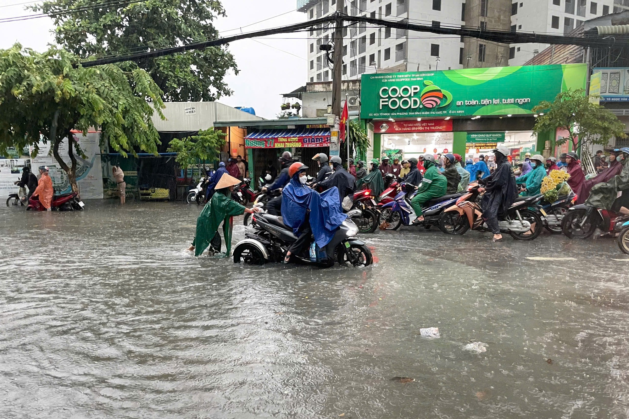 Mưa lớn ở TP HCM, đường biến thành sông, có nơi bị phong tỏa- Ảnh 4.