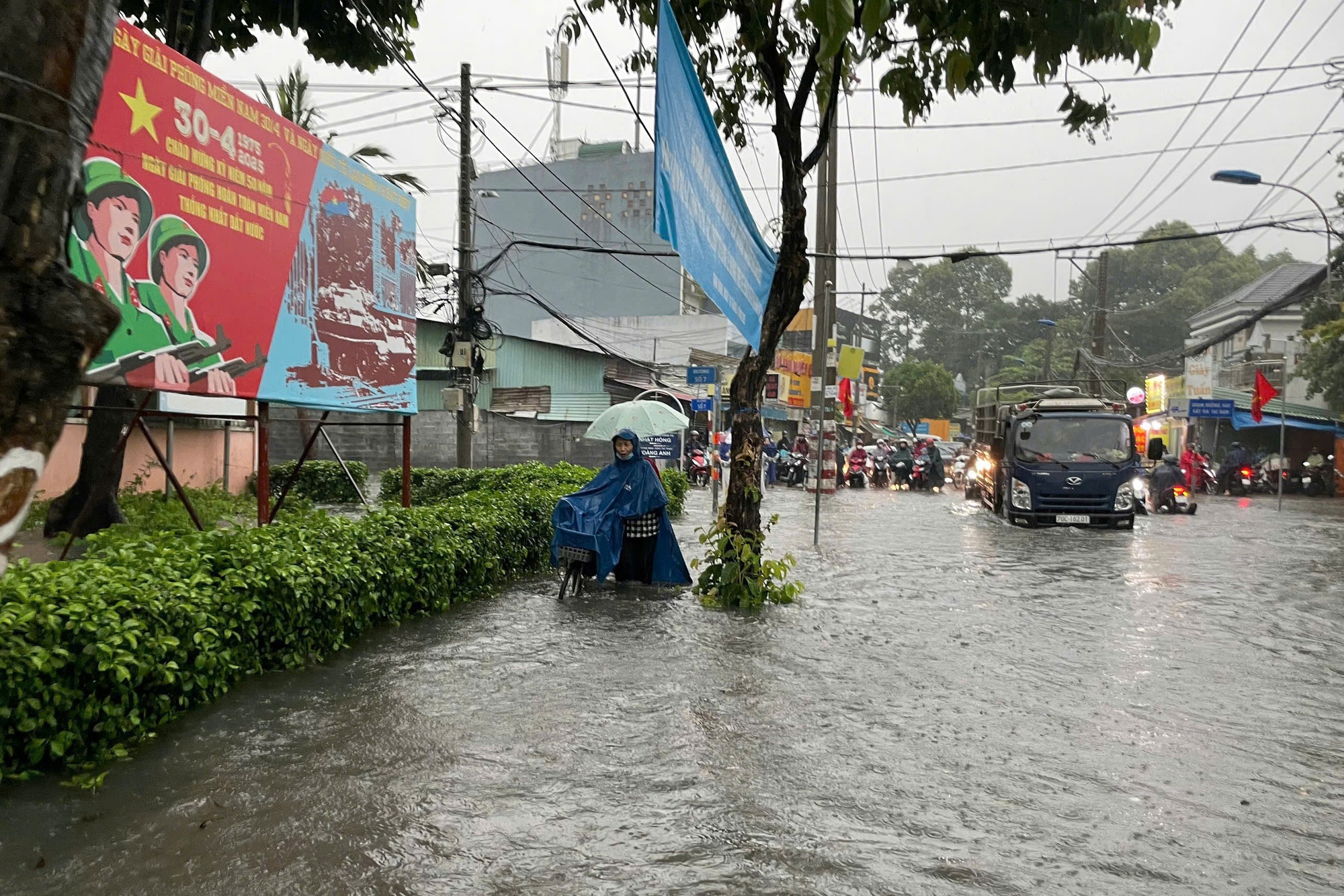 Mưa lớn ở TP HCM, đường biến thành sông, có nơi bị phong tỏa- Ảnh 6.