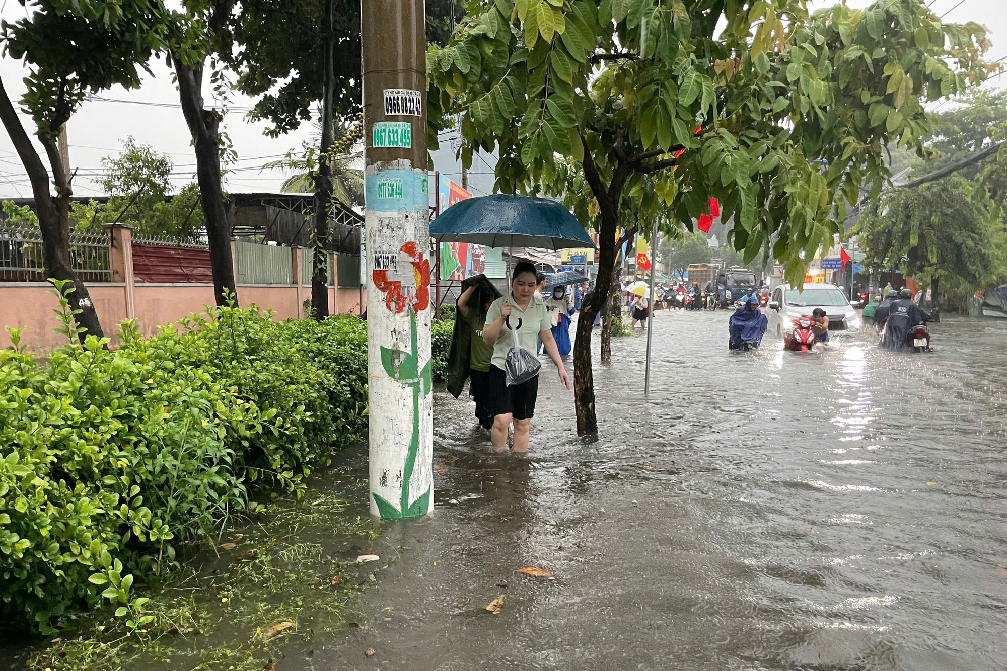Mưa lớn ở TP HCM, đường biến thành sông, có nơi bị phong tỏa- Ảnh 5.