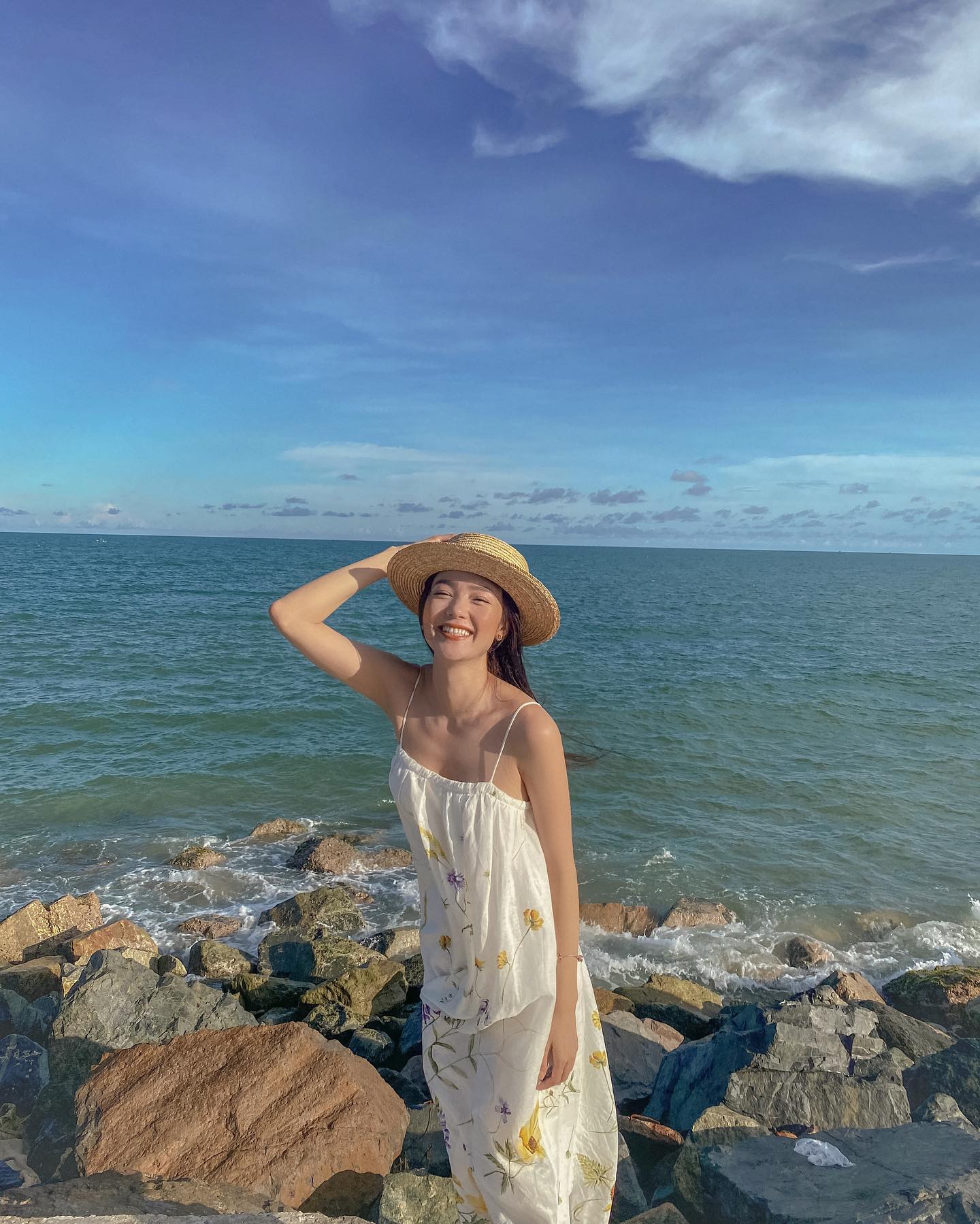 Thời trang đi du lịch của Minh Hằng đẹp từ năm này qua năm khác, phụ nữ U40 nên tham khảo- Ảnh 9.