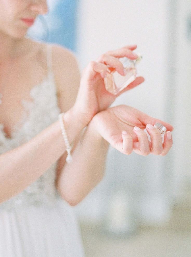 Mùi nước hoa mẹ xịt mỗi sáng và cách tôi học được rằng 