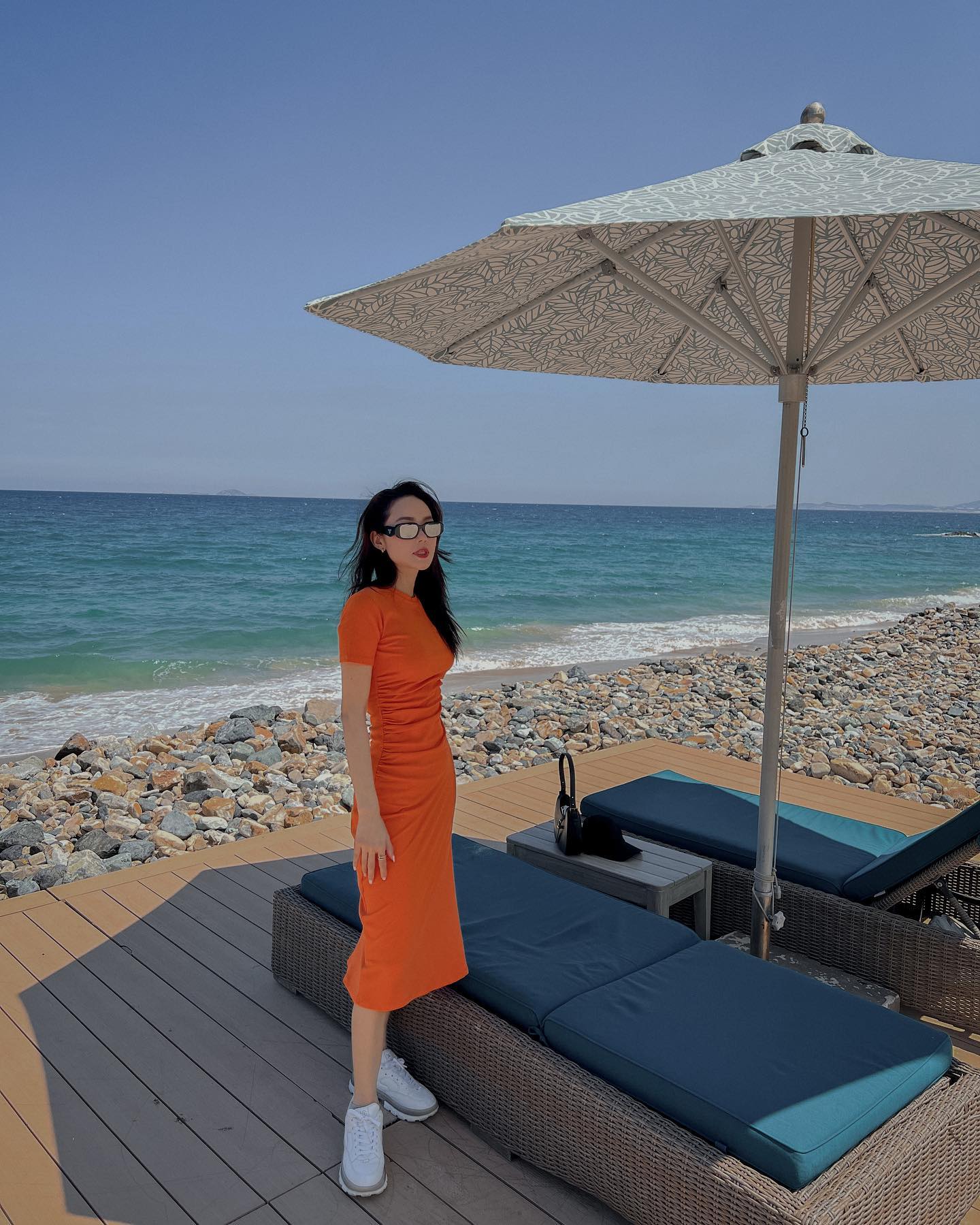 Thời trang đi du lịch của Minh Hằng đẹp từ năm này qua năm khác, phụ nữ U40 nên tham khảo- Ảnh 8.