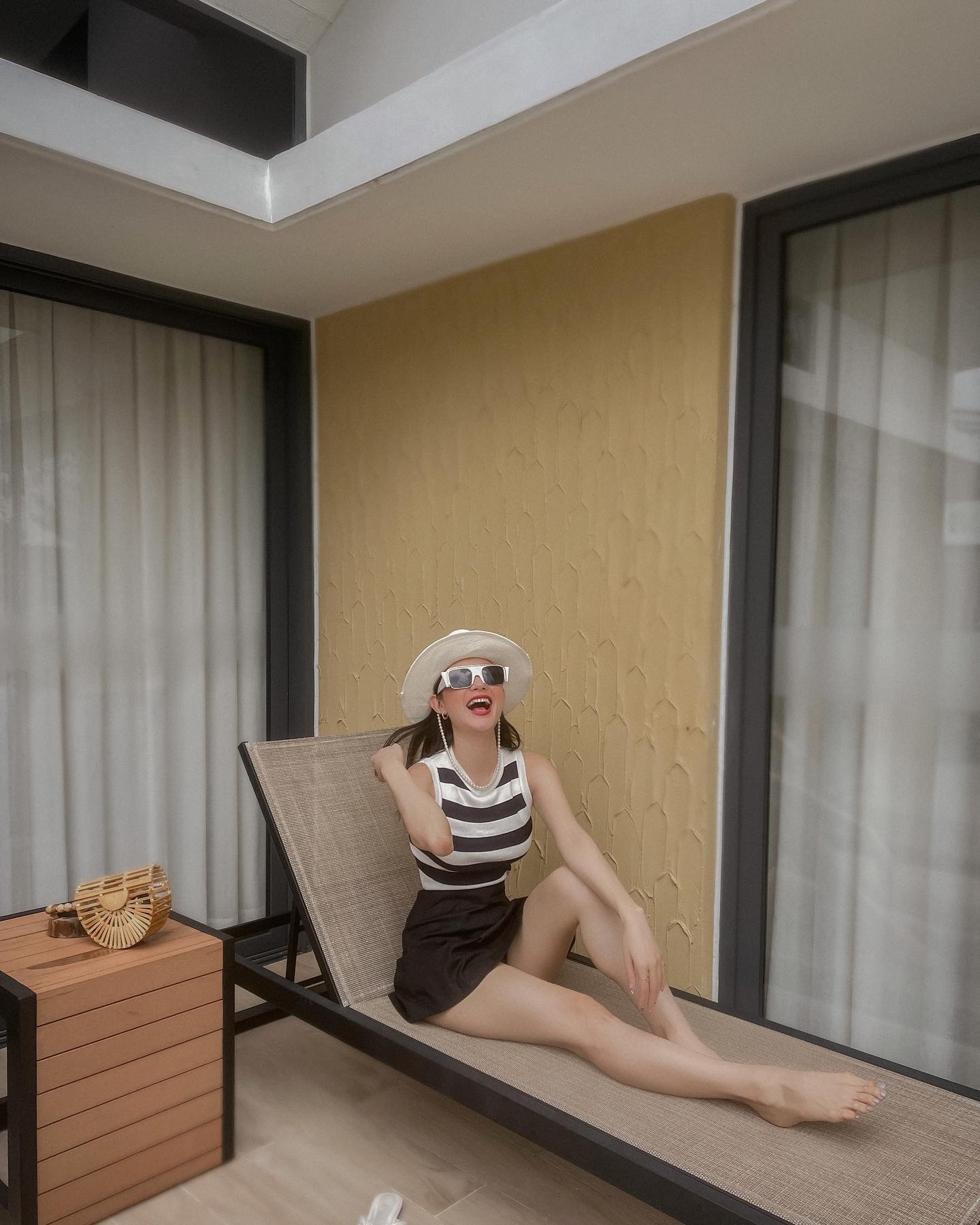 Thời trang đi du lịch của Minh Hằng đẹp từ năm này qua năm khác, phụ nữ U40 nên tham khảo- Ảnh 7.