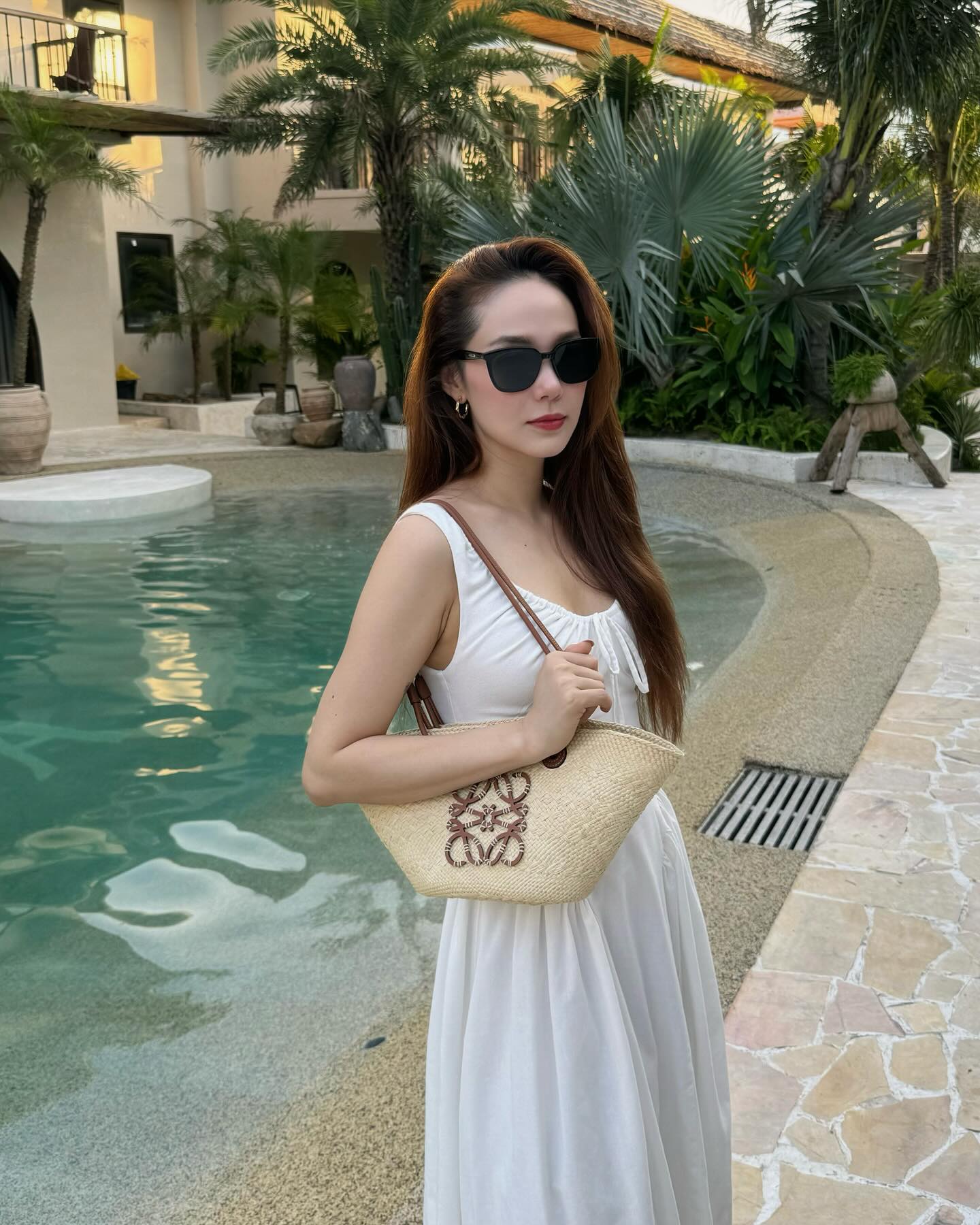 Thời trang đi du lịch của Minh Hằng đẹp từ năm này qua năm khác, phụ nữ U40 nên tham khảo- Ảnh 4.