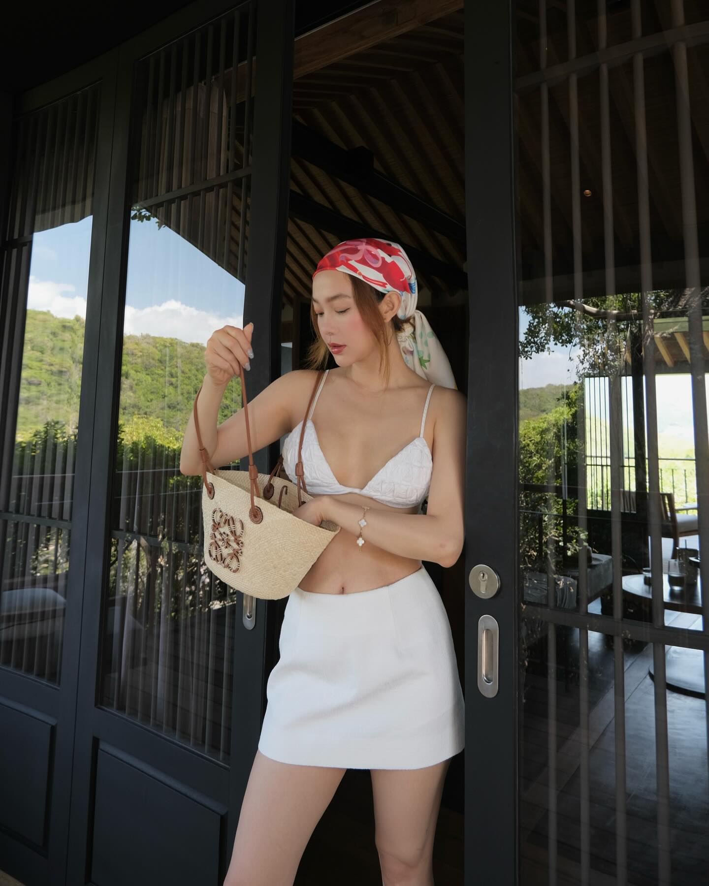 Thời trang đi du lịch của Minh Hằng đẹp từ năm này qua năm khác, phụ nữ U40 nên tham khảo- Ảnh 2.