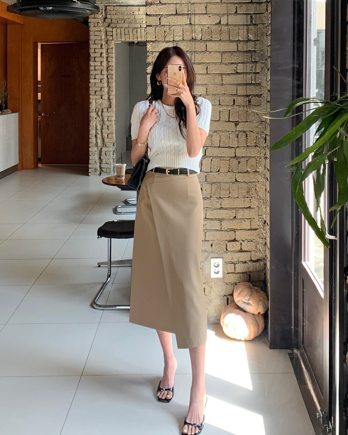 10 cách mặc chân váy suông tới công sở chuẩn thanh lịch, nhưng vẫn rất trẻ trung- Ảnh 7. 10 cách mặc chân váy suông tới công sở chuẩn thanh lịch, nhưng vẫn rất trẻ trung- Ảnh 7.