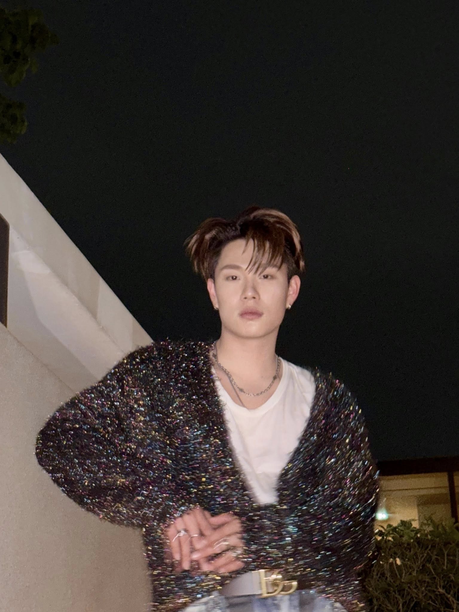 Nam ca sĩ “quỳ lạy” khán giả dưới cơn mưa, hàng chục nghìn người đồng ca hit quốc dân không khác gì concert quốc tế!- Ảnh 4.