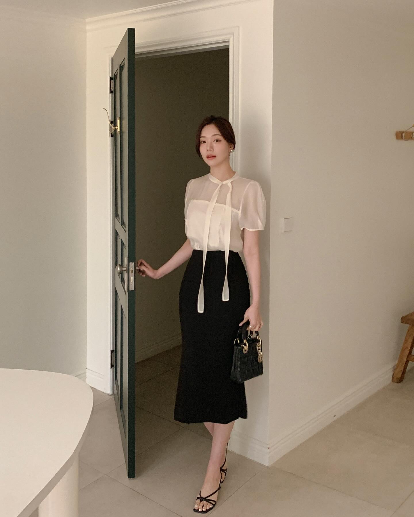 10 cách mặc chân váy suông tới công sở chuẩn thanh lịch, nhưng vẫn rất trẻ trung- Ảnh 3. 10 cách mặc chân váy suông tới công sở chuẩn thanh lịch, nhưng vẫn rất trẻ trung- Ảnh 3.