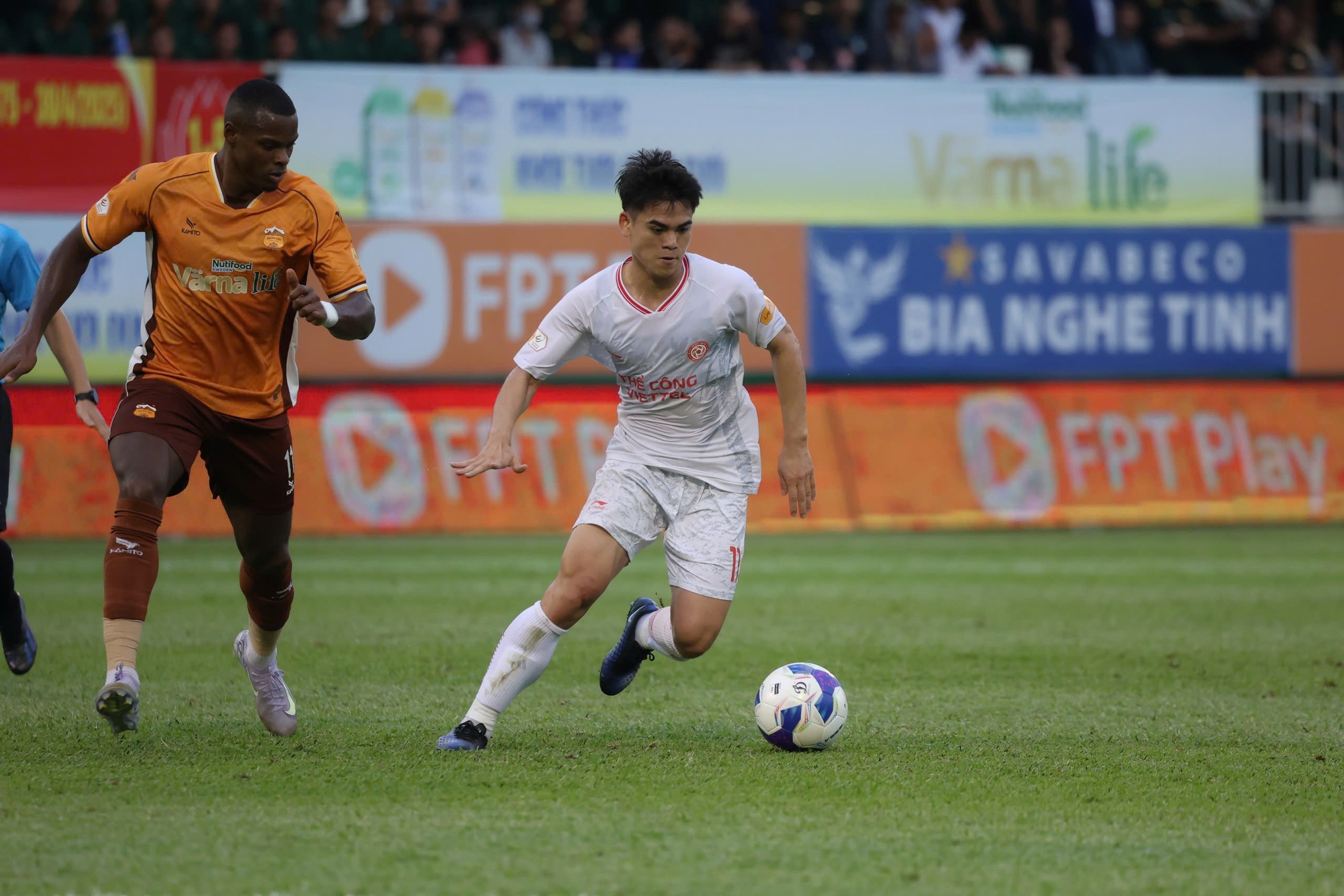 HAGL thắng sốc ở phút 99, gần như đập tan mộng vô địch V.League của HLV châu Âu- Ảnh 1.