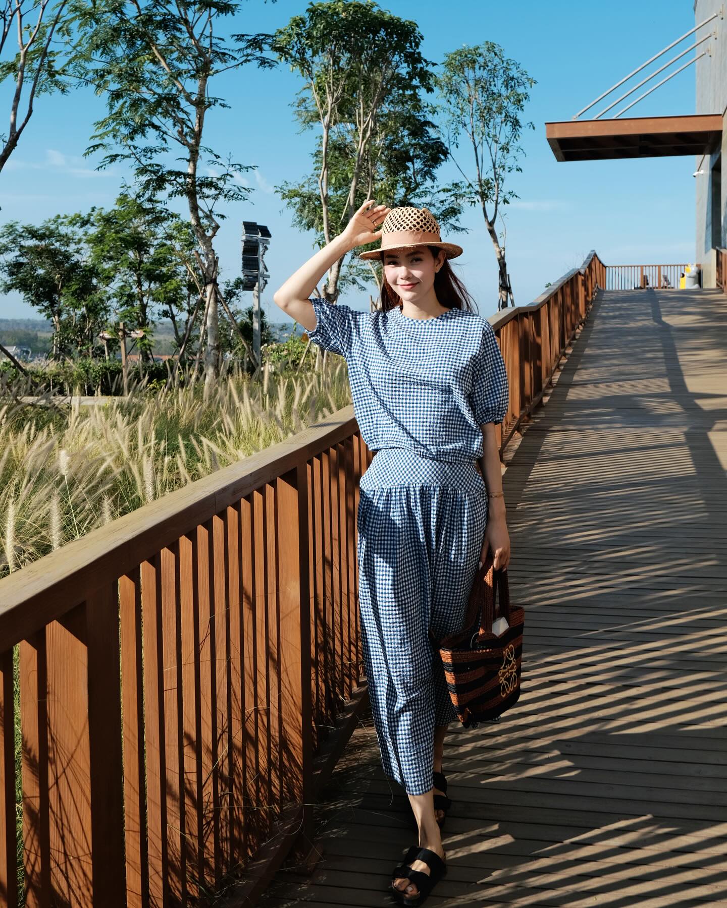 Thời trang đi du lịch của Minh Hằng đẹp từ năm này qua năm khác, phụ nữ U40 nên tham khảo- Ảnh 1.