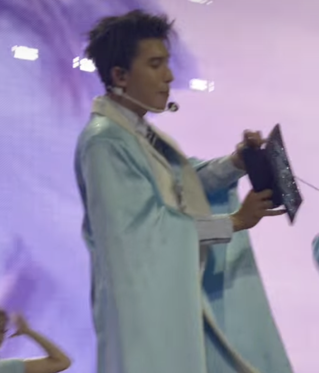 Viral nhất Concert Anh trai say Hi: HIEUTHUHAI gặp sự cố nhỏ, Anh Tú Atus hành xử thế nào mà gây nức lòng?- Ảnh 7.